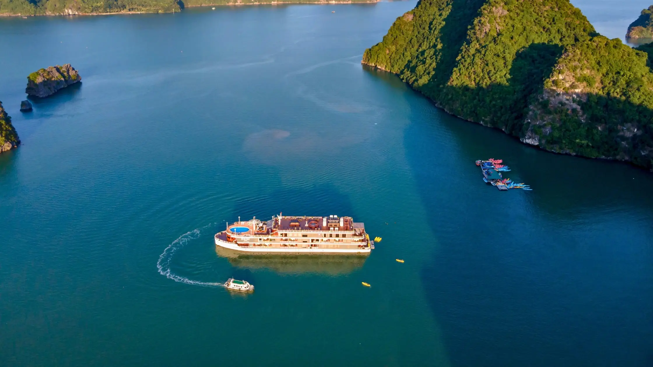 Blog: What is it like to take a cruise trip in Bai Tu Long Bay?